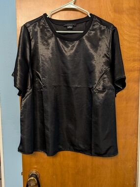 Sanctuary Black Satin Short Sleeve Top Size 2x